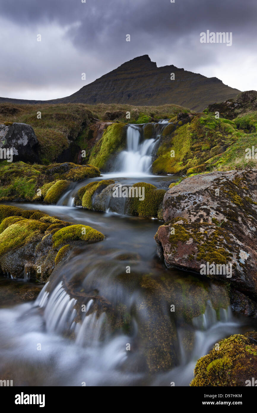 Steinigen Bach mit Wasserfällen unter Slaettaratindur Berg, Eysturoy, Färöer Inseln, Europa. (Juni) im Sommer 2012. Stockfoto