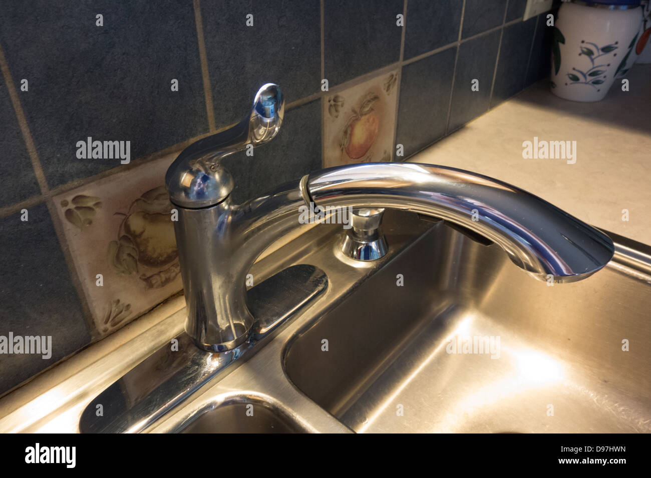 Küche Wasserhahn und Edelstahl Doppelwaschbecken. Closeup. Stockfoto