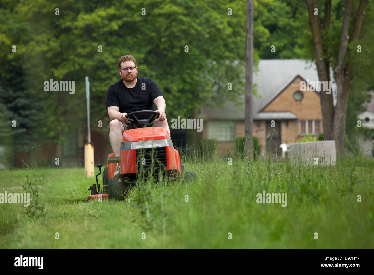 Die Detroit-Mäher-Bande, eine informelle Gruppe von Freiwilligen, schneidet den Rasen in den Parks, die die Stadt nicht mehr leisten kann. Stockfoto