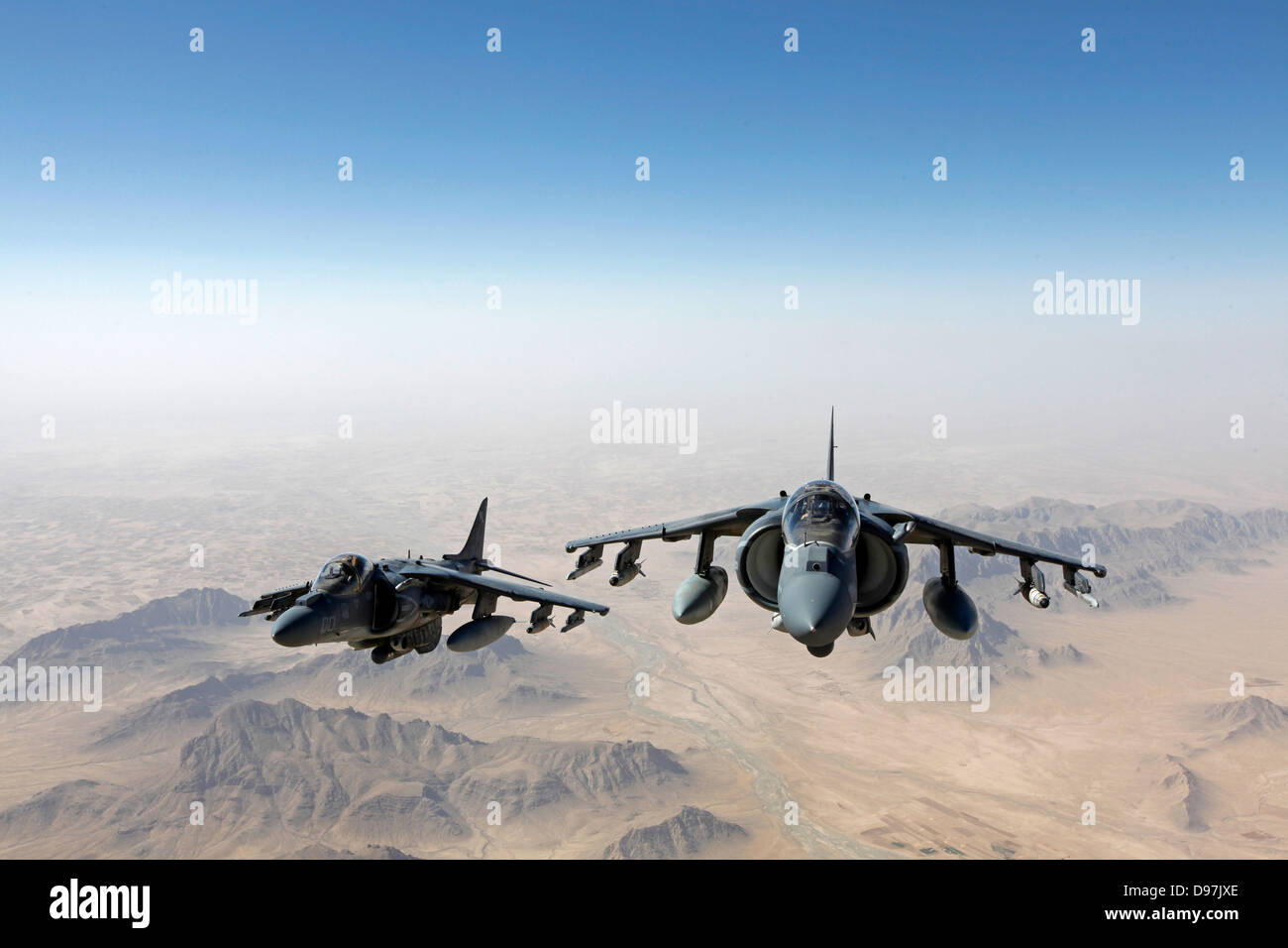 Zwei US Marine Corps AV-8 b Harrier Jump Jet-Flugzeuge fliegen in Formation auf einer Mission, 10. Juni 2013 in der Provinz Helmand, Afghanistan. Stockfoto