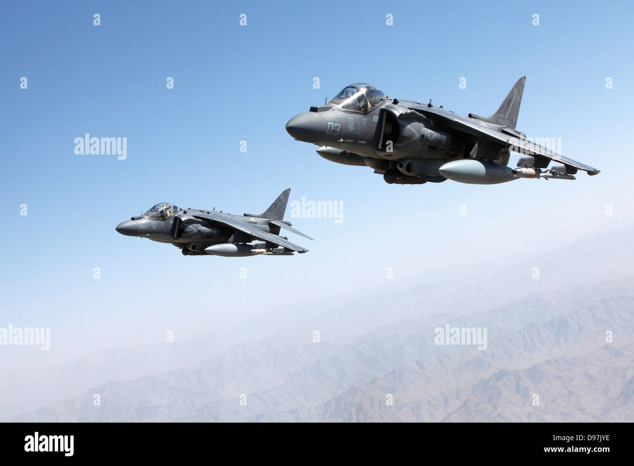 Zwei US Marine Corps AV-8 b Harrier Jump Jet-Flugzeuge fliegen in Formation auf einer Mission, 10. Juni 2013 in der Provinz Helmand, Afghanistan. Stockfoto