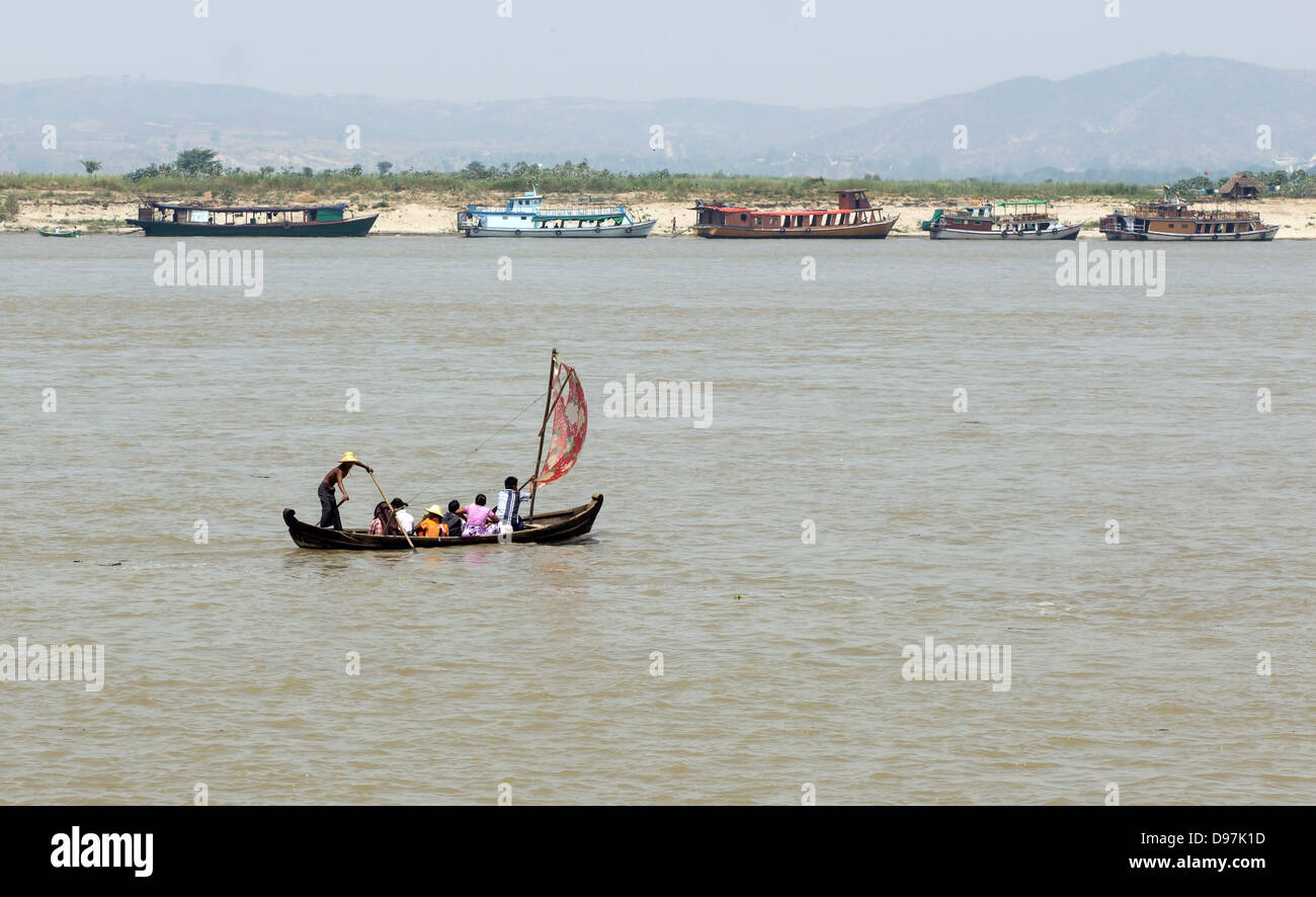 Schiffer auf dem Fluss Irrawaddy in Mandalay Stockfoto