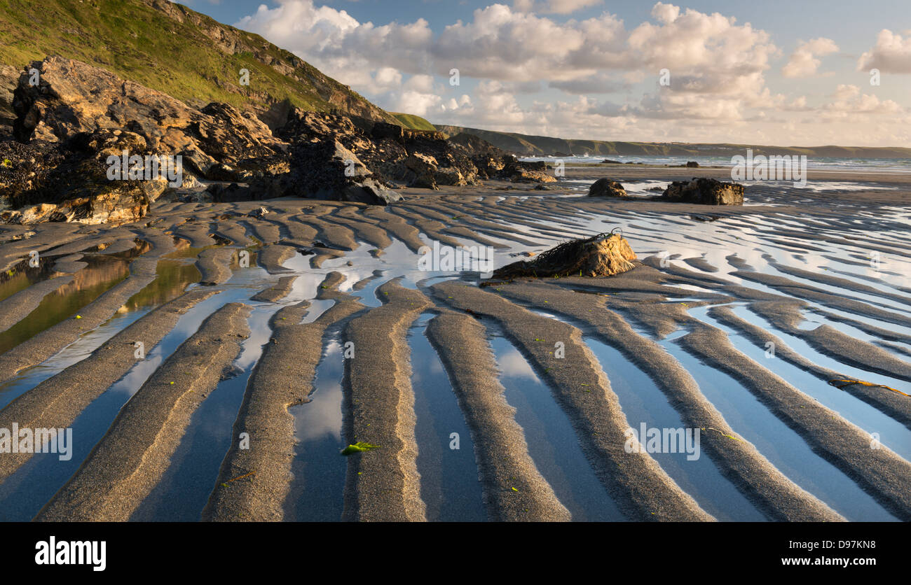 Muster in den Sand bei Ebbe am Tregardock Strand, Cornwall, England. (Juli) im Sommer 2012. Stockfoto