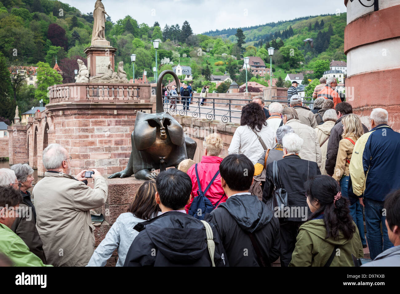 Heidelberg, Deutschland, Europa. Die "Brücke Mandrill" neben dem alten Tor. Stockfoto