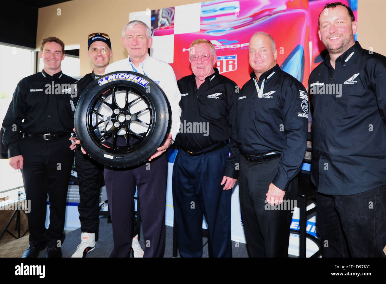 L-R Ben Bowlby ist Treiber Marino Franchitti, Michelin Mann, neben ihm, Don Panoz besitzt die Strecke, Duncan Dayton Besitzer des Highcroft Racing und Darren Cox von Nissan Europe. Nissan wird die Herstellung der 1,6 Liter-Turbomotor gehts in den Delta-Flügel Rennwagen ein Projekt 56 Auto beim diesjährigen 24-Stunden-Rennen von Le Mans. Das Auto radikal aerodynamische Dart wie Design mit schmalen einzigartige Reifen produziert von Michellin bedeutet, dass mit einem kleineren Motor es wird halbe Kraftstoff der anderen konventionellen Autos brennen aber beibehalten, wenn nicht übertreffen ihre Leistung. Mit ihm ist die Kombination aus hoher Leistung und Stockfoto