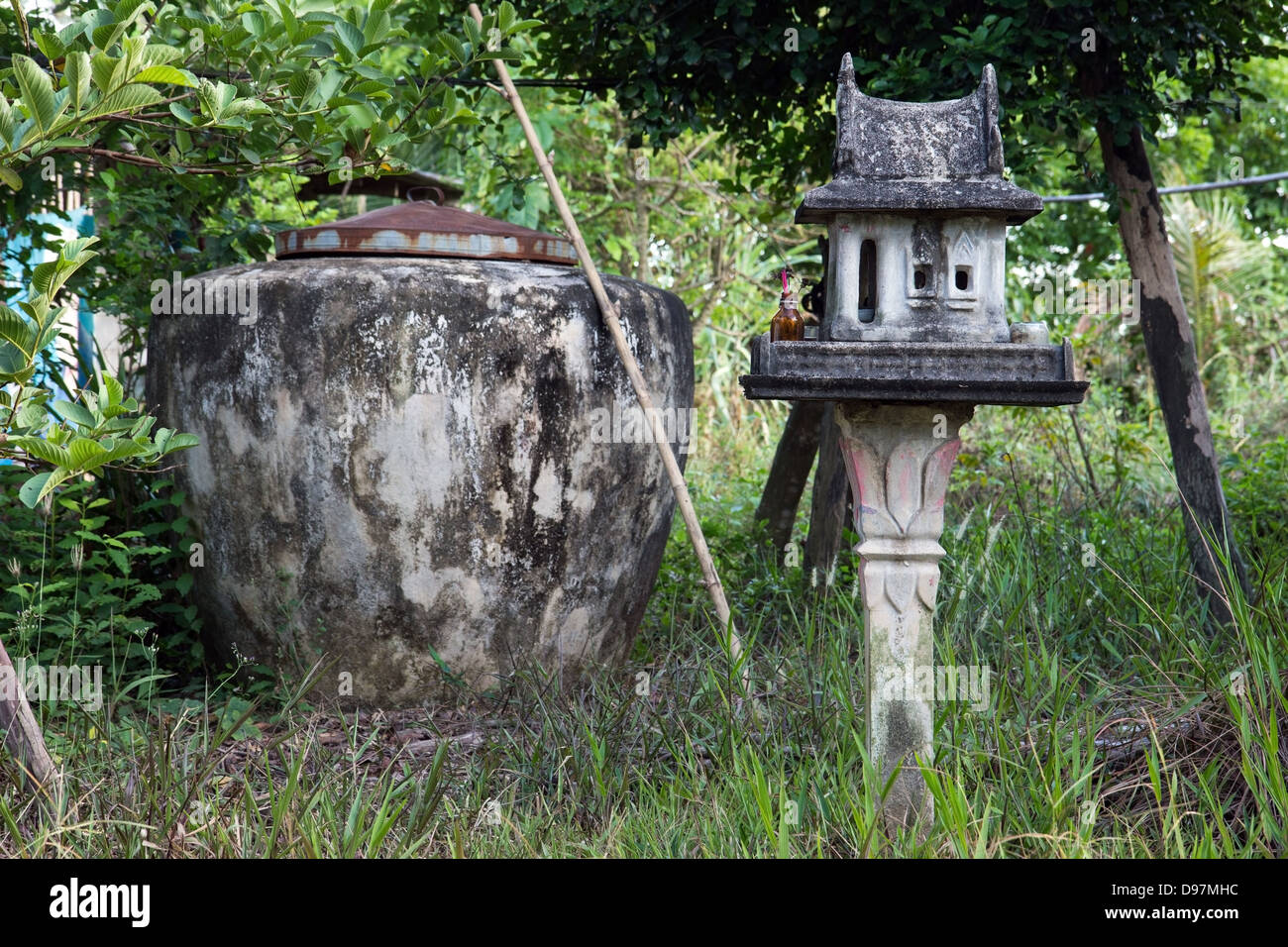 Geisterhaus mit Wasserbehälter Stockfoto