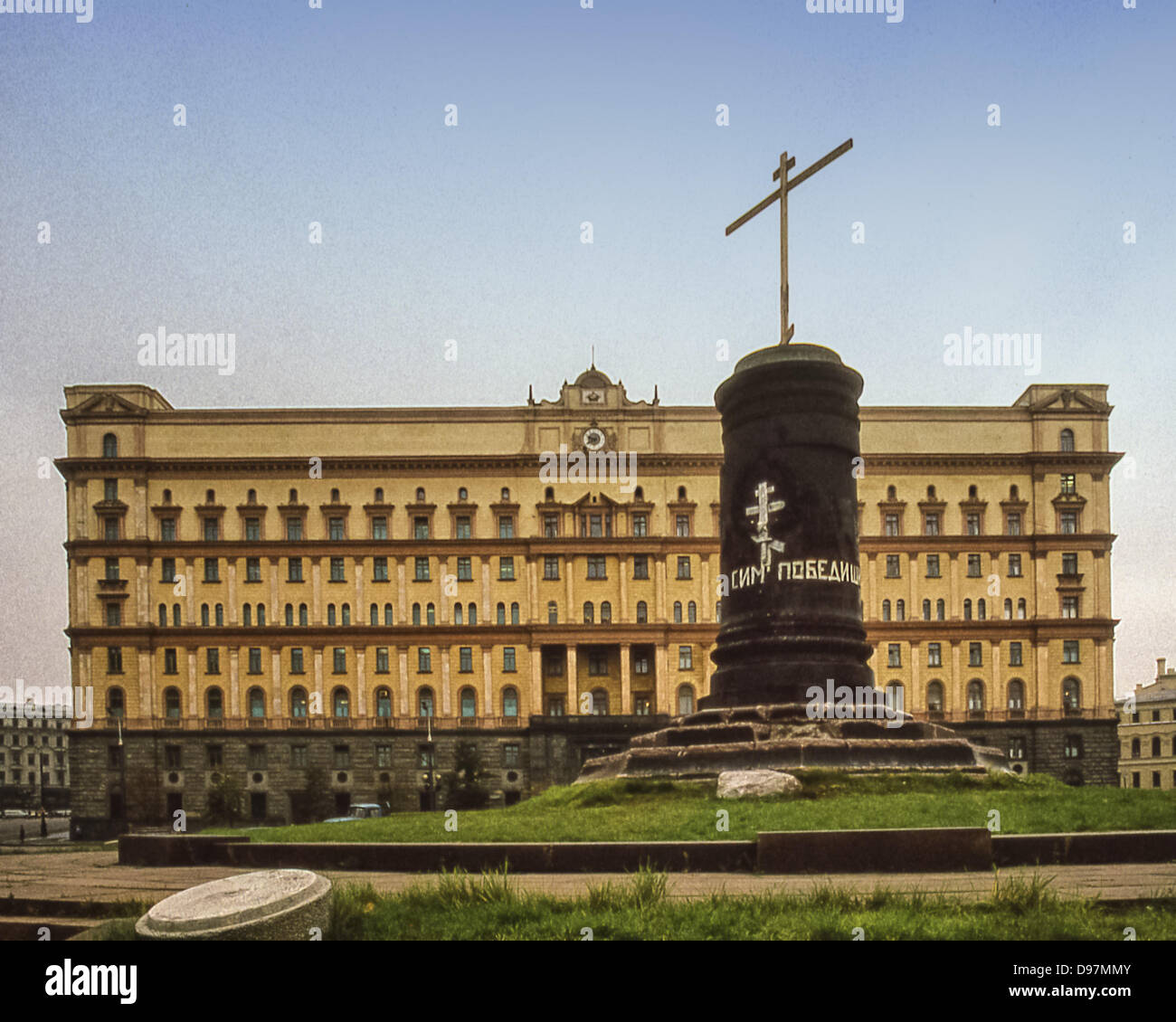 10. Oktober 1992 - hatte Moskau, RU - das ehemalige Hauptquartier des KGB (Komitee für Staatssicherheit), am Lubjanka-Platz in Moskau, fotografiert im Oktober 1992 nach der Statue des Felix Dzerzhinsky, erster Chef der sowjetischen Geheimpolizei, ein Wahrzeichen von Moskau während der Sowjetzeit, wurde entfernt von ihrer Basis nach dem Scheitern des Putsches gegen Gorbatschow 1991, und ersetzt mit einem russisch-orthodoxen Kreuz. Nach der Auflösung der UdSSR und der KGB im Jahr 1991 wurde das Gebäude Sitz der FSB (Federal Security Service), Nachfolger des KGB. (Kredit-Bild: © Arnold Drapkin/ZUMAPRESS.com) Stockfoto