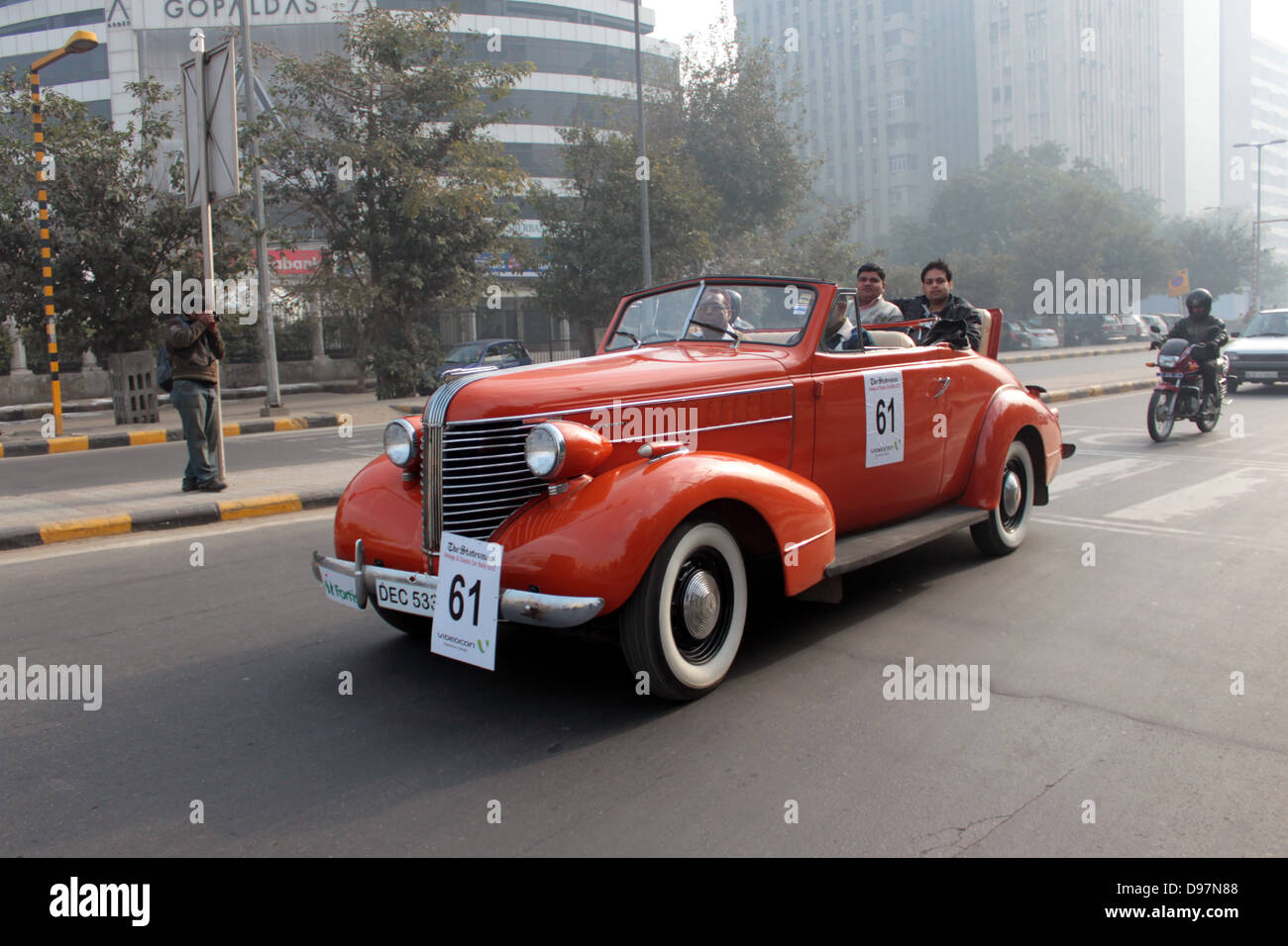 Einem teilnehmenden Autos auf der Straße an der Staatsmann Vintage und Classic Car Rally, Delhi, Indien, Februar 2012. Stockfoto