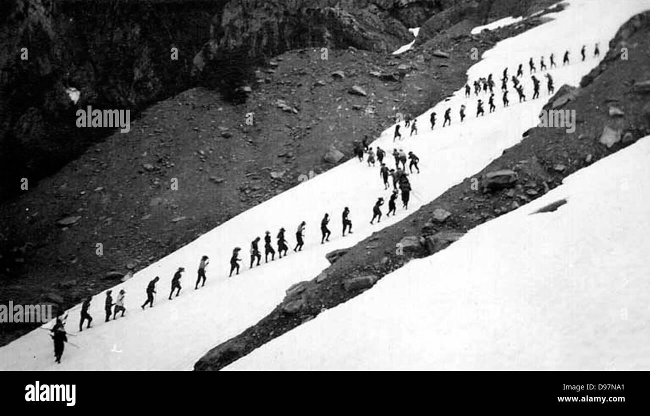 Dieses Bild zeigt Männer und Frauen, die den Mount Seattle in den Olympic Mountains hinaufwandern, an Bergsteigen und Wanderaktivitäten in einer verschneiten Umgebung teilnehmen. Das Foto zeigt die körperliche Herausforderung des Kletterns bei kaltem Wetter. Stockfoto