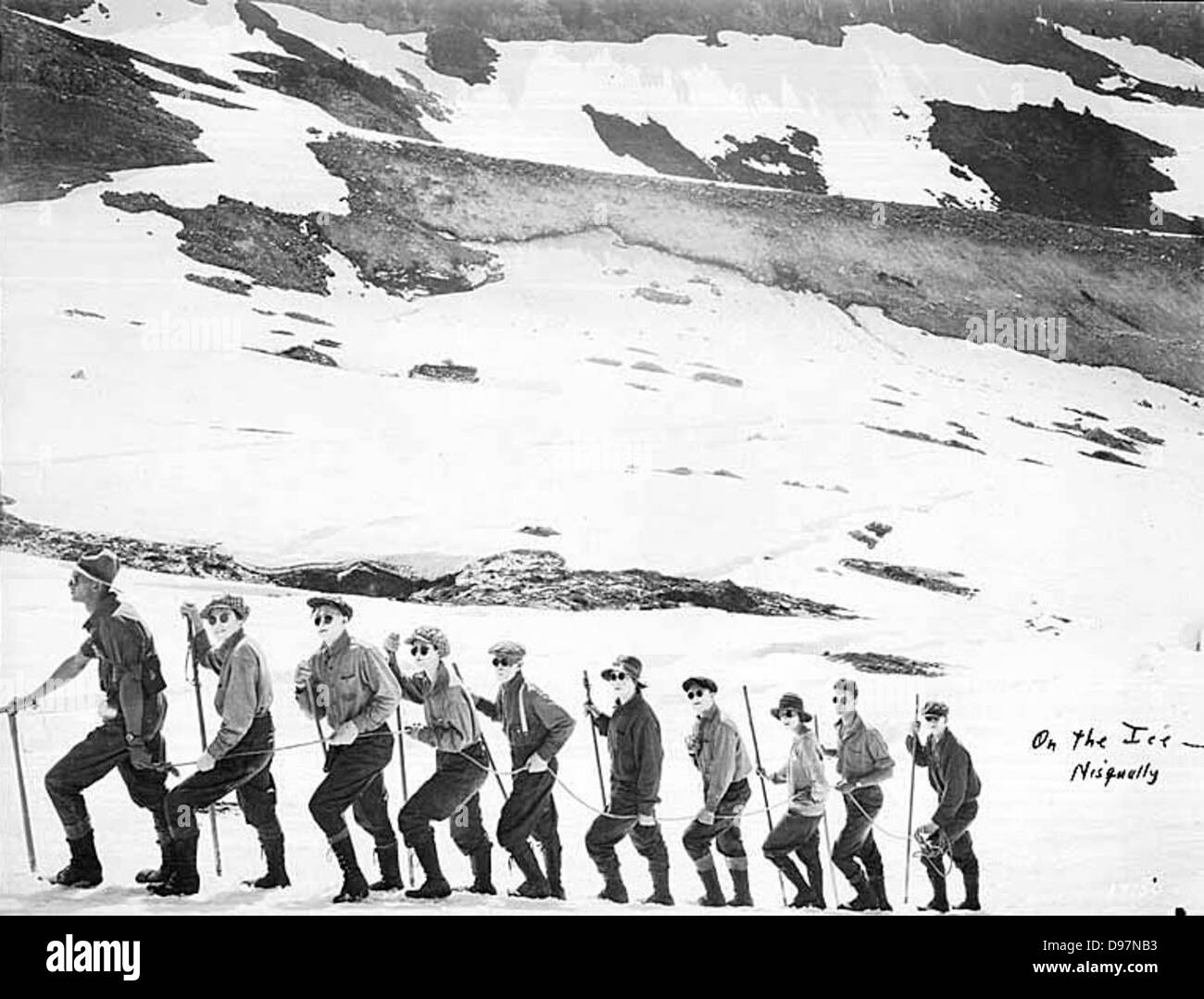 Kletterführer Fairman B. Lee mit einer Gruppe von Wanderern auf Nisqually Glacier, Mount Rainier Stockfoto