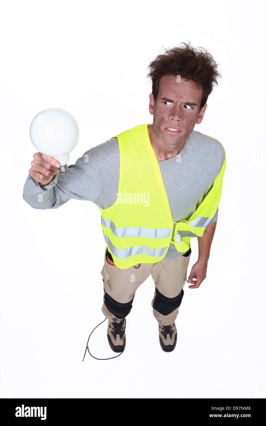 Stromschlag Mann hält eine Glühbirne Stockfoto