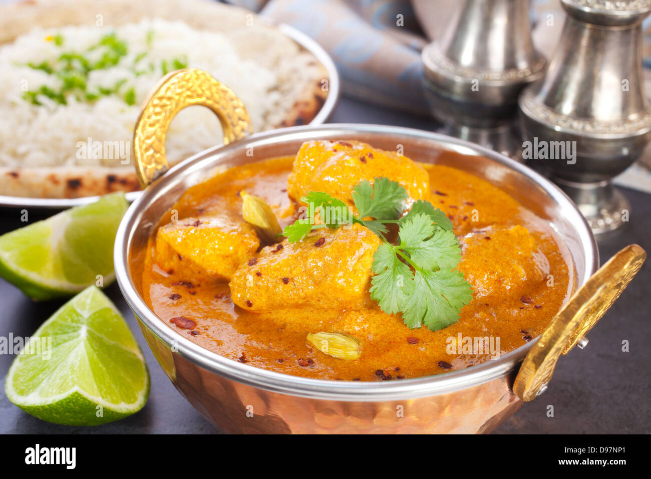 Butter Chickencurry - Favorit indisches Essen, butter Huhn mit Basmati-Reis, Naan-Brot und Kalk. Stockfoto