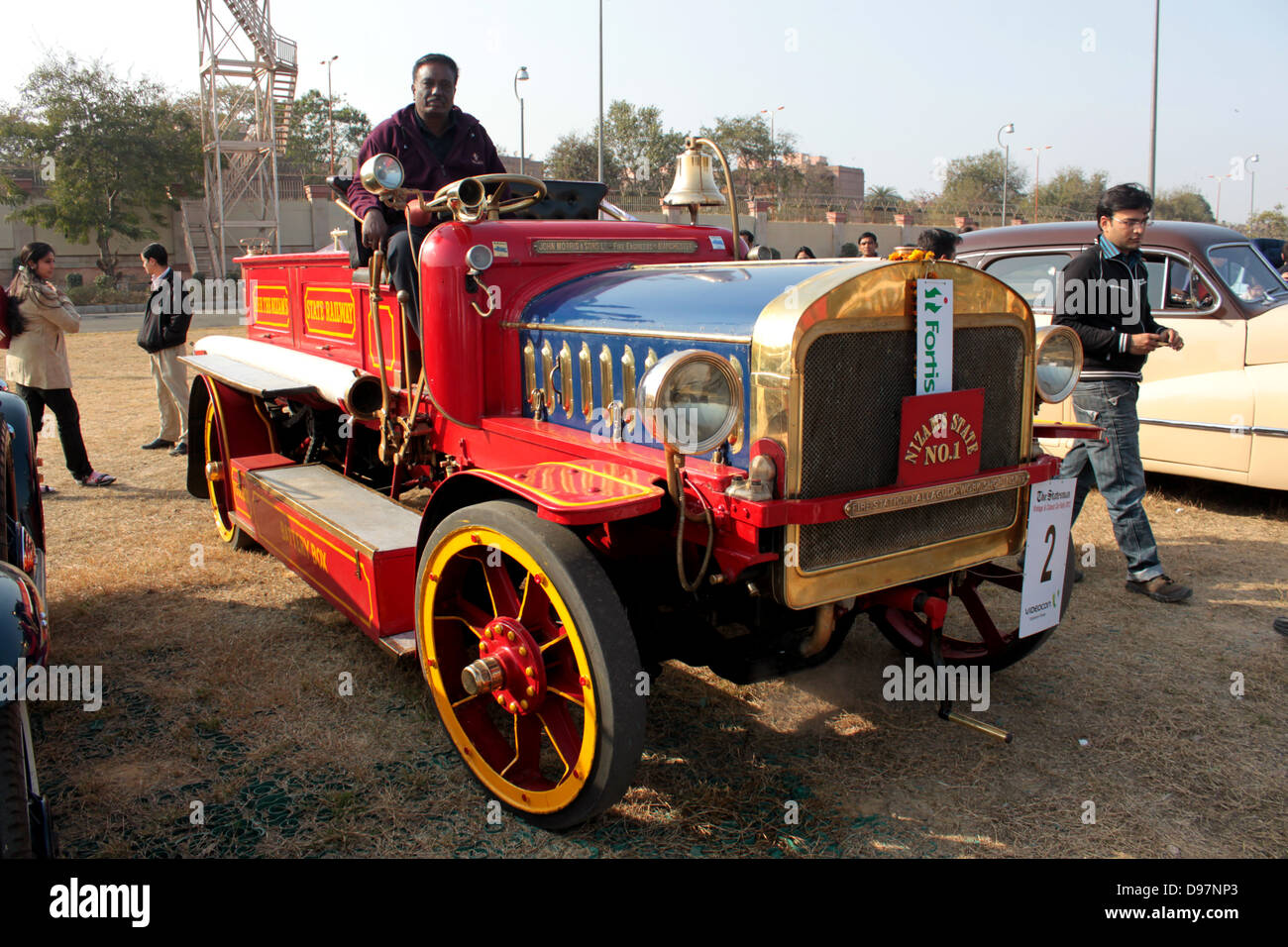 Die 1914 John Morris, gebaut in Manchester war Indiens erstes Feuerwehrauto. Staatsmann Oldtimer und Oldtimer-Rallye 2012. Stockfoto