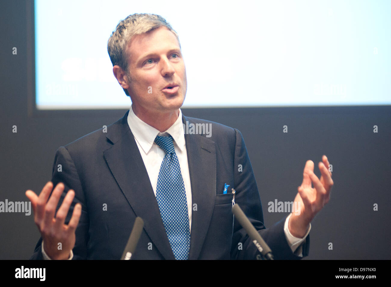 London, UK – 13. Juni 2013: Zac Goldsmith MP spricht während der 2013 Low Carbon Preis Award Zeremonie im The Crystal in Londons historische Royal Docks. Bildnachweis: Piero Cruciatti/Alamy Live-Nachrichten Stockfoto