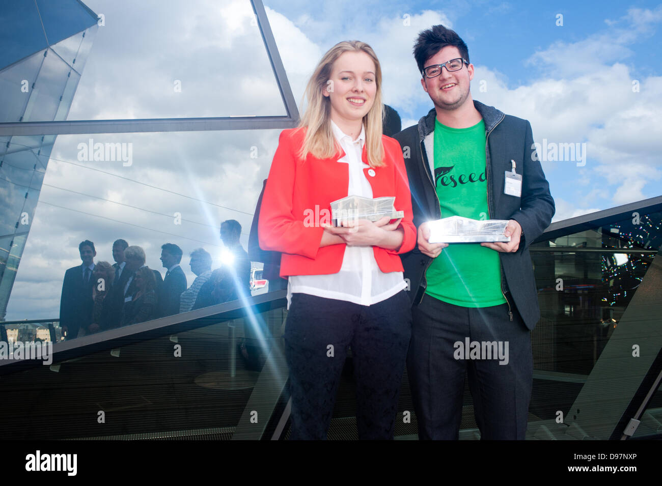 London, UK – 13. Juni 2013: die Gewinner des diesjährigen Low Carbon Preis, William Hines und Rachel Clemo, beide Studenten an der UCL.  Die Siegeridee "Reseed" ist eine Idee, entfernen die Notwendigkeit Papierbelege und Benutzern erlauben, ihre Einnahmen online mit ihren Smartphones Guthaben zugreifen: Piero Cruciatti/Alamy Live News Stockfoto