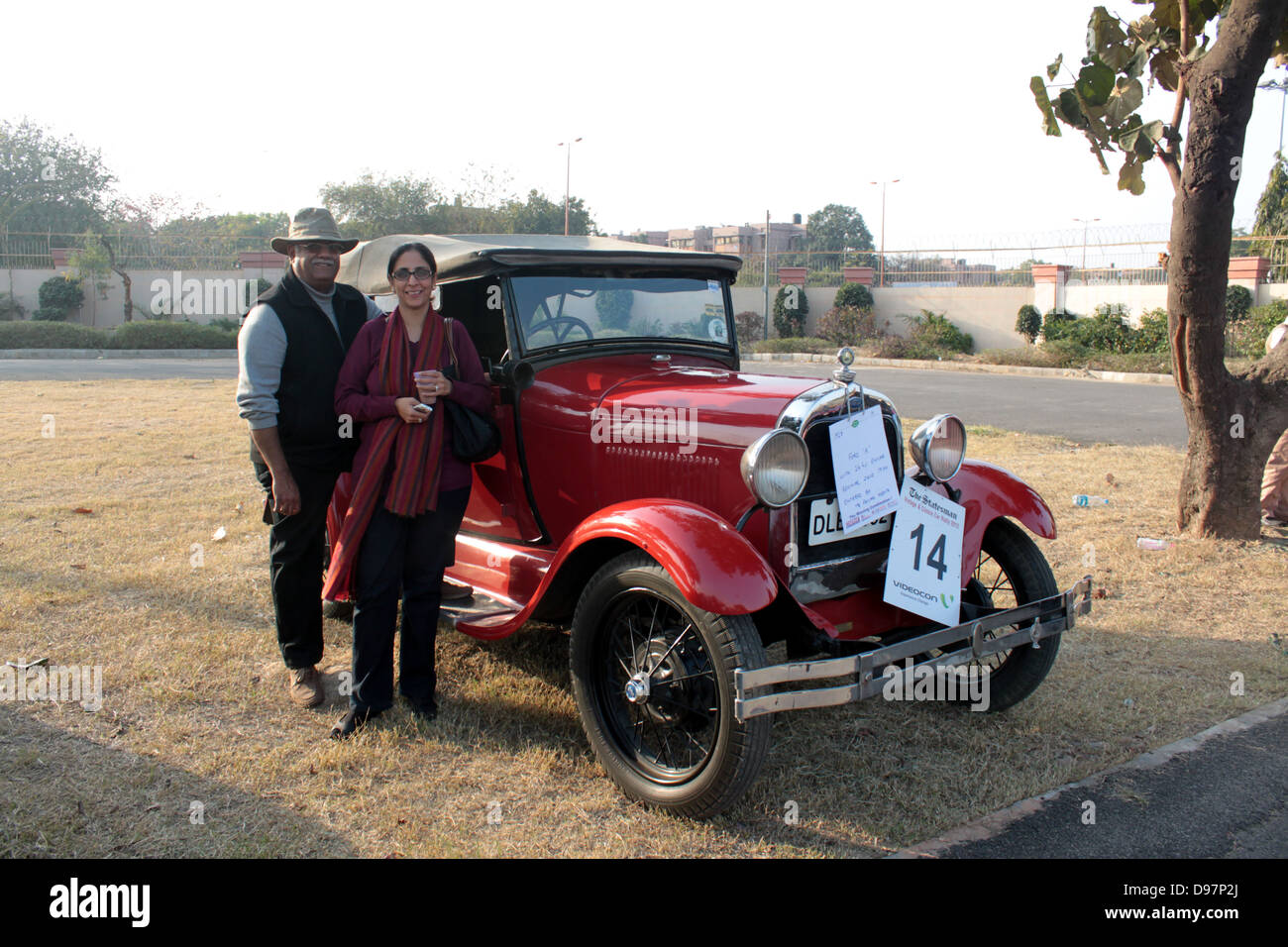 Fotograf Pavan Mehta und Frau posieren mit ihren 1928 Ford Model A, auf der Staatsmann Oldtimer und Classic Car Rally. Stockfoto