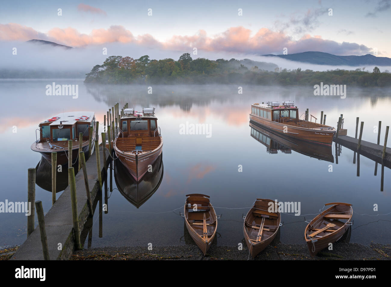 Boote am Derwent Water an einem nebligen Herbstmorgen, Lake District National Park, Keswick, Cumbria, England. Herbst (Oktober) 2012. Stockfoto