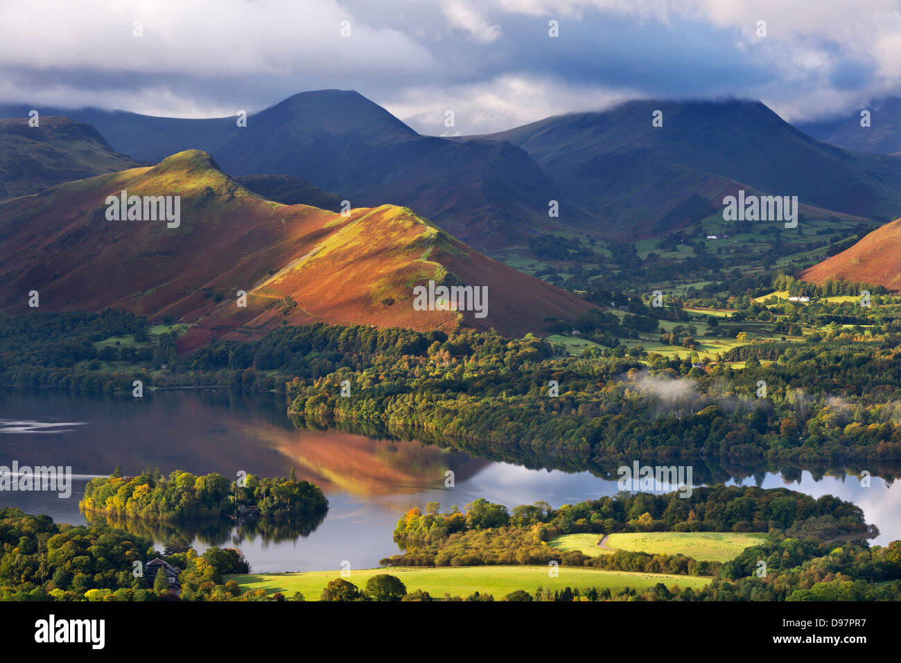 Derwent Water und Catbells Mountain, Lake District, Cumbria, England. Herbst (Oktober) 2012. Stockfoto