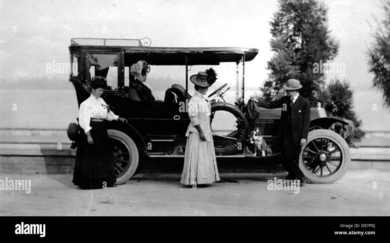 Dieses Bild zeigt eine Gruppe von Frauen auf einem Ausflug, die mit einem Auto posieren. Das Foto spiegelt die soziale Kultur des frühen 20. Jahrhunderts wider und zeigt die Teilnahme von Frauen an Freizeitaktivitäten mit Autos. Stockfoto