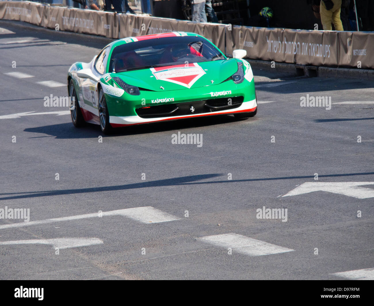 Ein Ferrari F458 GT Challenge, angetrieben von italienischen DANIEL MANCINELLI, verläuft unterhalb der Altstadt Jaffa-Tor als Jerusalem seinen ersten Formel-1 "Peace Road Show" Gastgeber mit der Teilnahme von international renommierten Fahrer und Autos. Jerusalem, Israel. 13. Juni 2013.  Jerusalem veranstaltete die Formel einer "Peace Road Show" mit der Teilnahme von international renommierten Fahrer und Autos. Mehr als 50.000 Zuschauer versammelten sich für die Show, initiiert von Bürgermeister Barkat, während viele extravagante Produktion kritisiert. Stockfoto