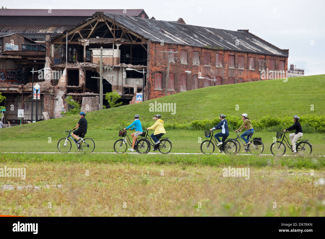 Radfahrer fahren durch Milliken State Park, einem kleinen Park am Flussufer in der Innenstadt von Detroit. Stockfoto