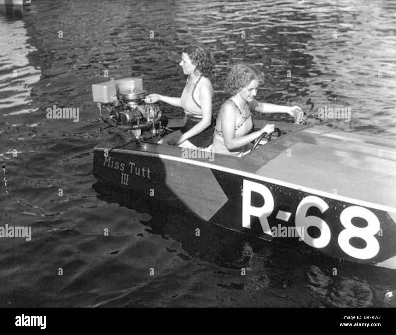 Zwei Frauen in ein kleines Schnellboot auf einem See, starten des Motors, wahrscheinlich US-Bundesstaat Washington Stockfoto