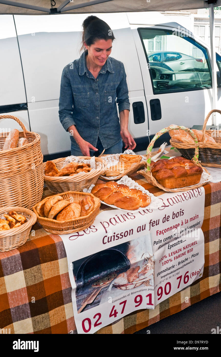 Französin mit hausgemachtem Brot Stall - Frankreich. Stockfoto