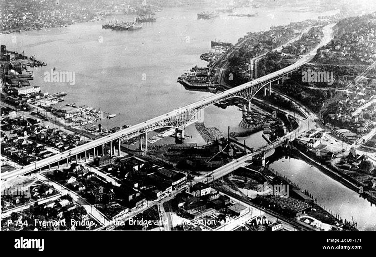 Ein Blick aus der Vogelperspektive auf Seattles Lake Union und die umliegenden Wasserstraßen, einschließlich des Lake Washington Ship Canal und der berühmten Brücken wie die Fremont Bridge und die George Washington Memorial Bridge (Aurora Bridge). Stockfoto