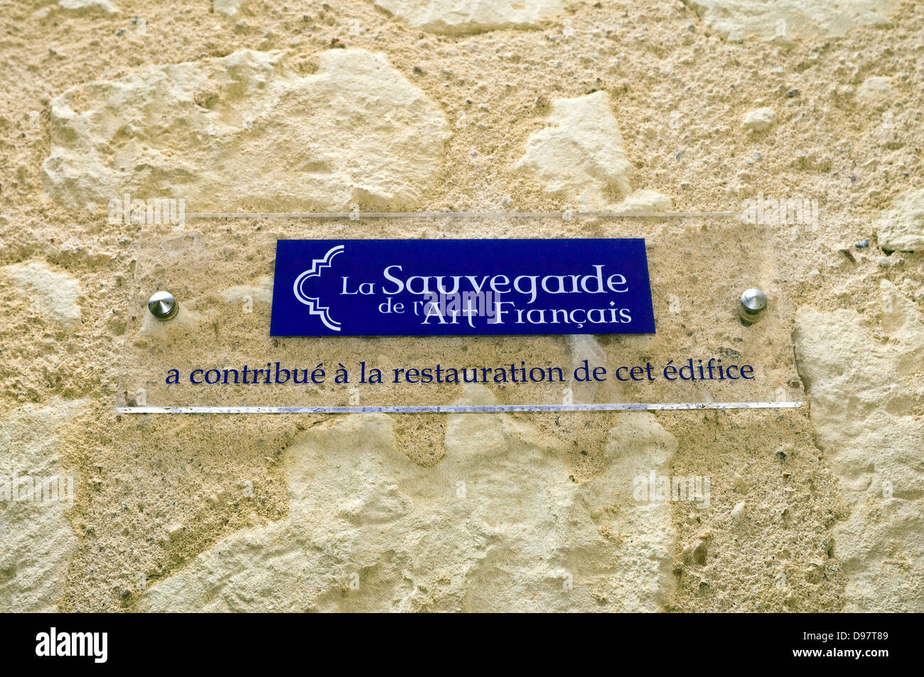 "La Sauvegarde de l ' Art Francais (French Art speichern) anmelden Kirchenmauer - Frankreich. Stockfoto