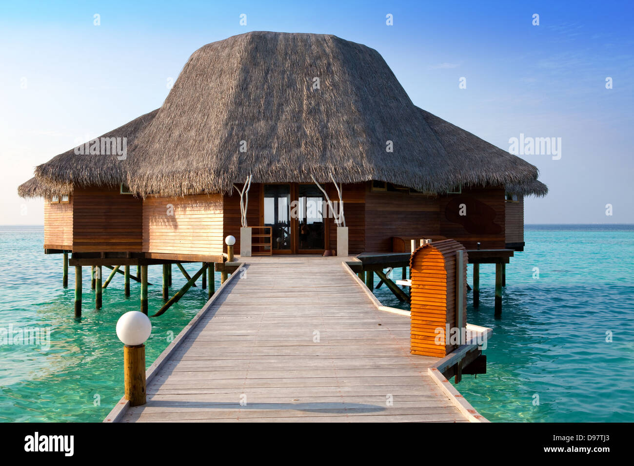 Haus auf Pfählen am Wasser Stockfoto