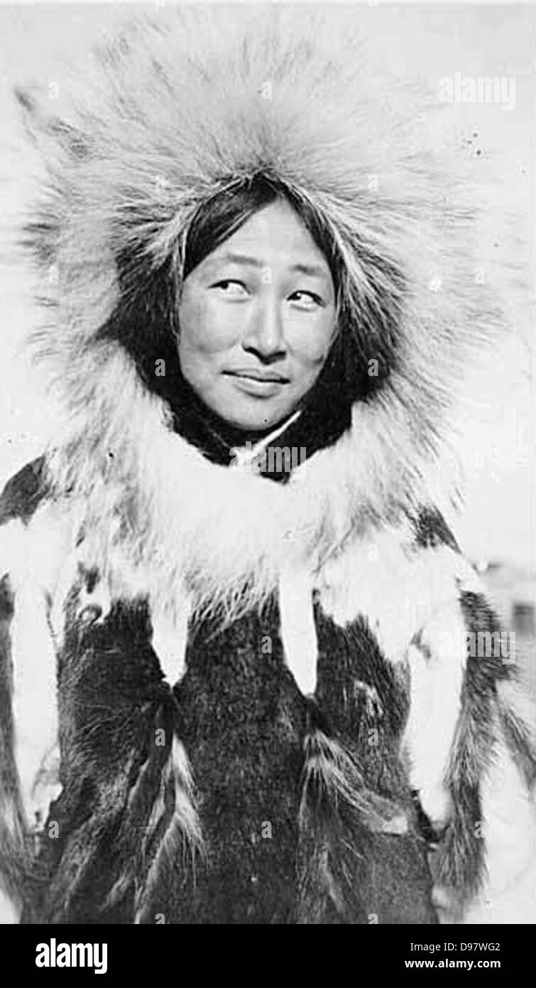 Dieses Foto zeigt eine Eskimo-Frau, die einen Pelzparka mit Pelzbesatz trägt, wie sie bei Inupiaq in Alaska üblich ist. Sie spiegelt die traditionelle Kleidung, die in kalten Klimazonen getragen wird, und die kulturellen Praktiken der Region wider. Stockfoto
