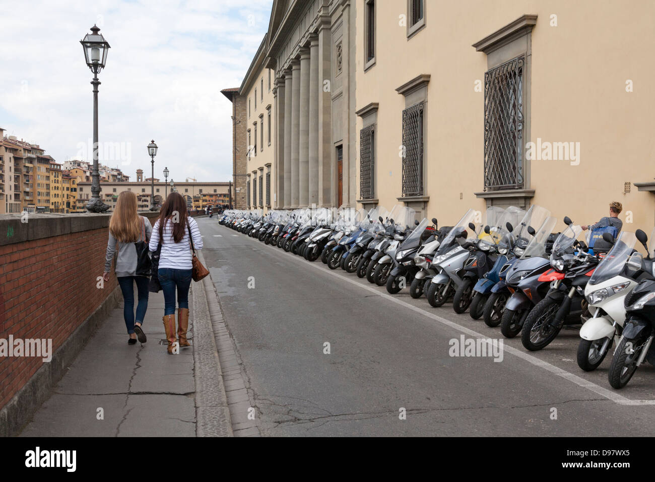 Lange Reihe von Motorrollern, Florenz, Toskana, Italien Stockfoto