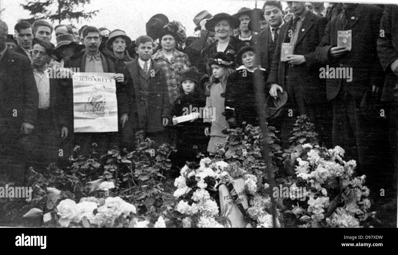 Beerdigung Teilnehmer halten IWW Bücher und Plakate, 18. November 1916. Stockfoto