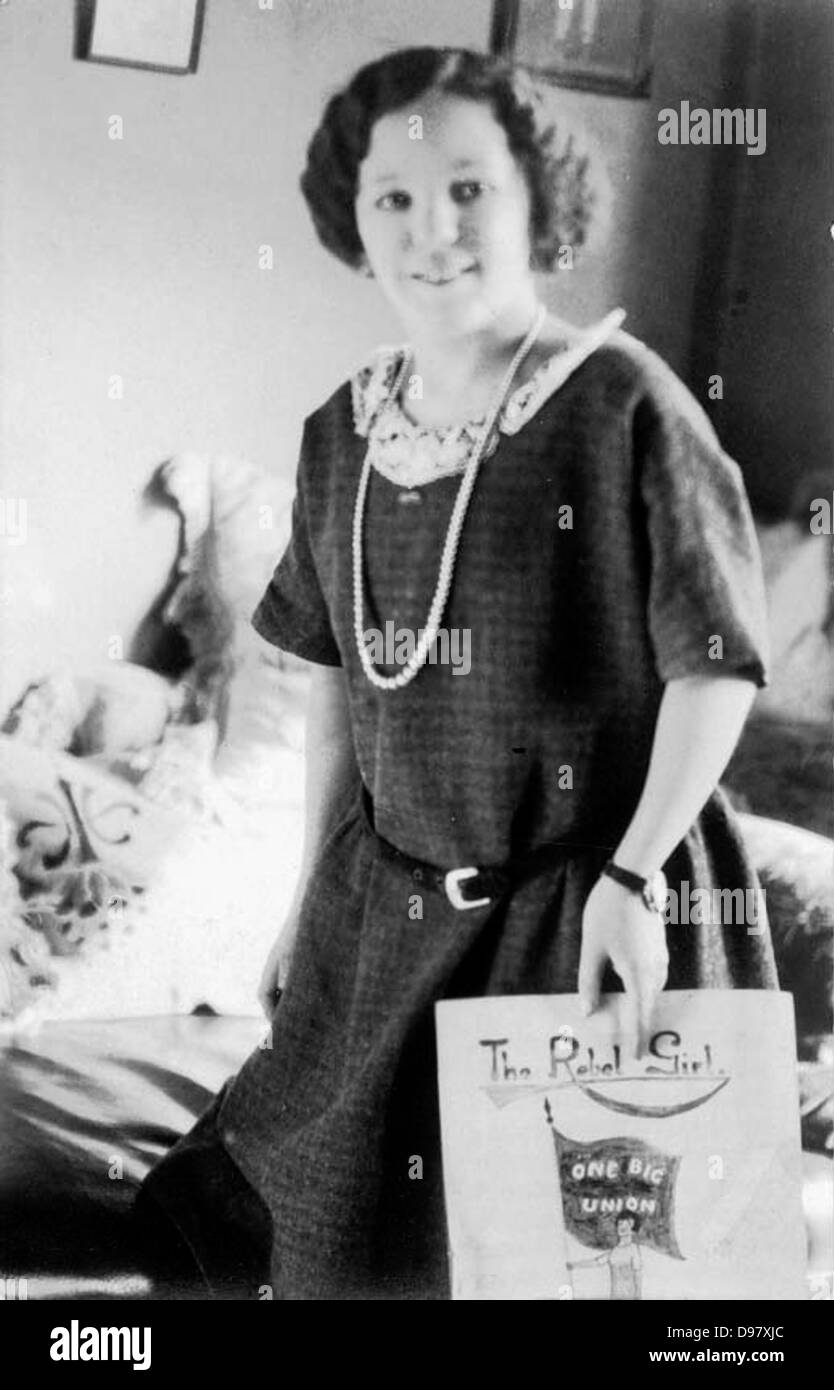 Diese fotografische Postkarte zeigt Katie Phar, der das Notenblatt für „The Rebel Girl“ hält, ein populäres Lied aus den 1920er Jahren, das den kulturellen und musikalischen Einfluss der Ära einfängt. Stockfoto