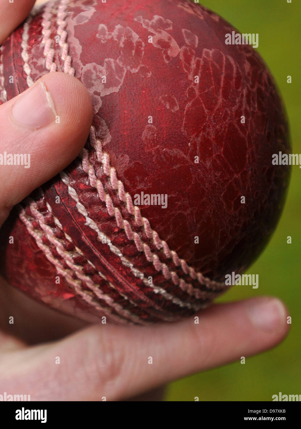 Nahaufnahme von Spin Bowler bowling ein Cricketball Stockfoto