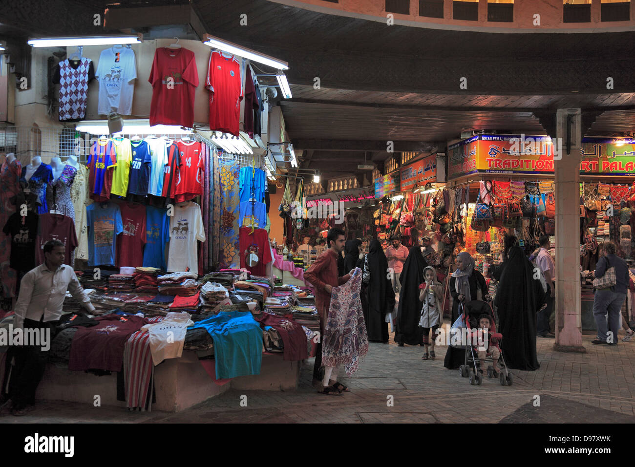 Händler im Muthra Souk, Muscat, Oman Stockfoto