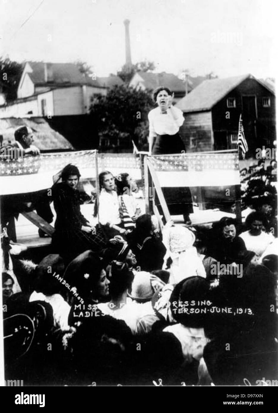 Elizabeth Gurley Flynn, Gewerkschaftsführerin und Suffragistin, spricht im Juni 1913 als Teil der Industrial Workers of the World Movement in Paterson (New Jersey) an streikende Seidenarbeiter. Stockfoto