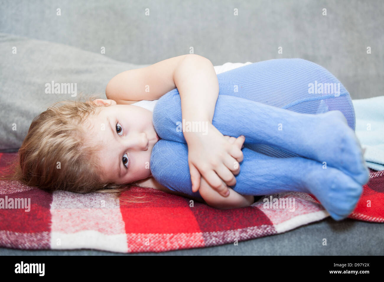 Wenig kaukasischen wehrlose Kinder drängten sich auf der couch Stockfoto