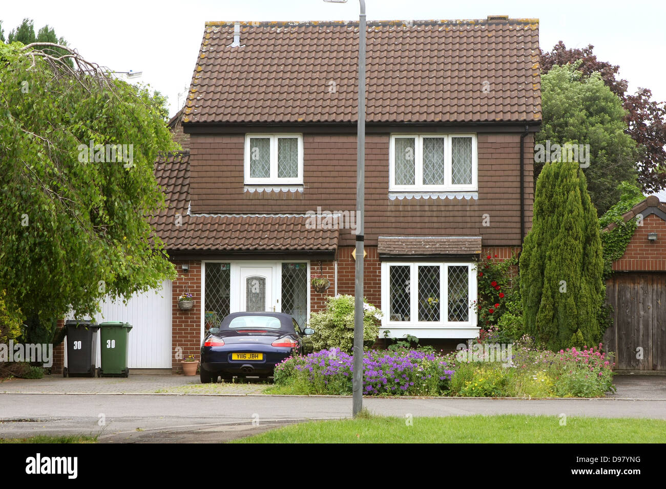 Typisch britische Haus, erbaut in den 1980er Jahren mit recycling-Behälter und UN-in der Regel einen Porsche im Laufwerk, Bradley Stoke, Bristol, Stockfoto