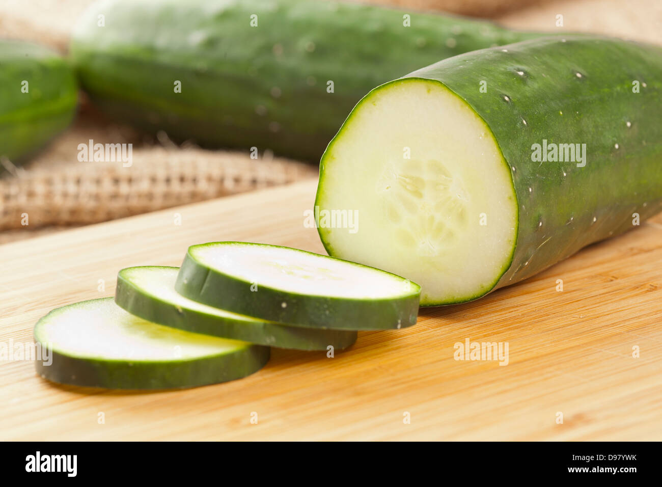 Frische Bio Gurke gegen einen Hintergrund Stockfoto