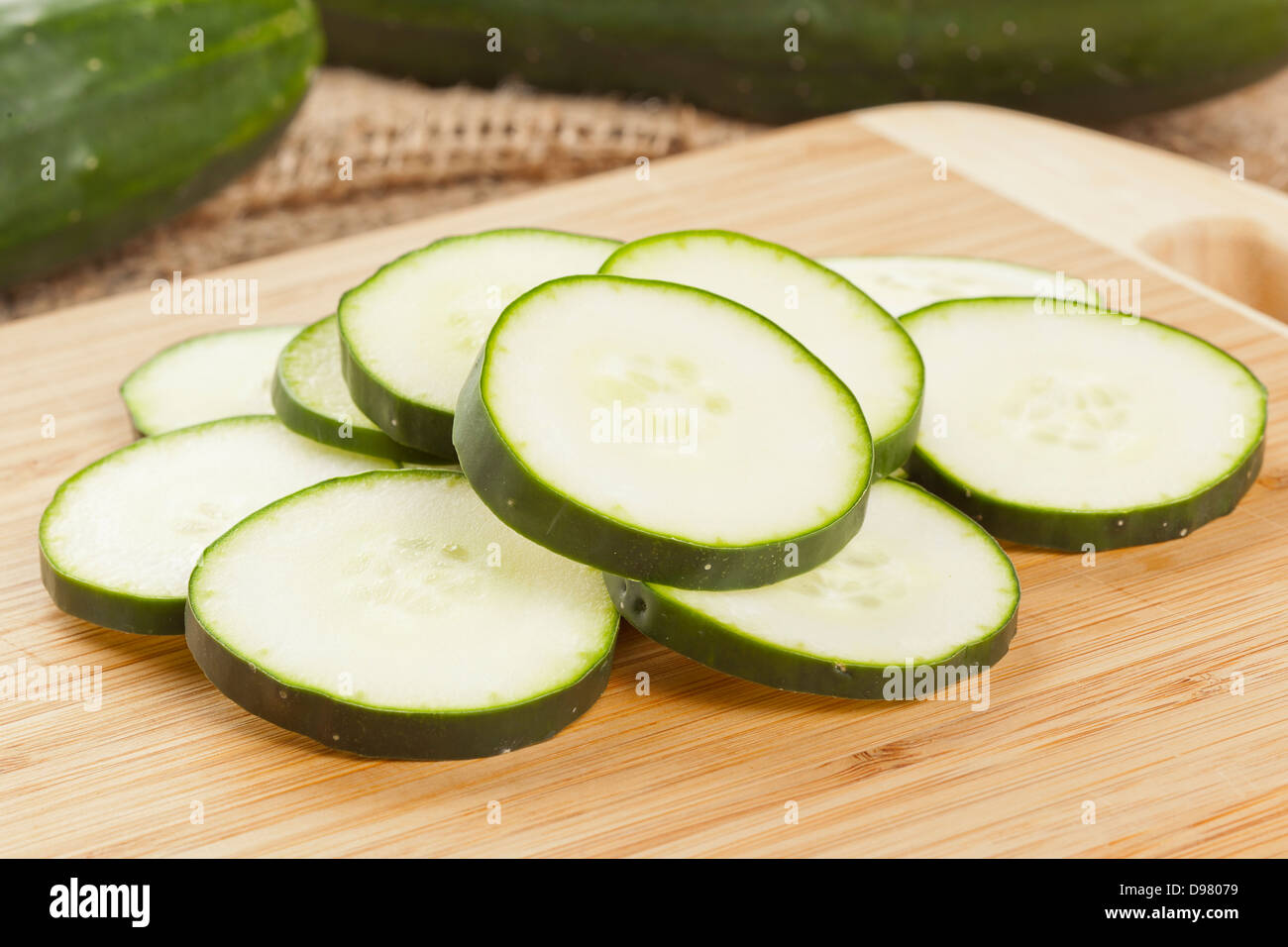 Frische Bio Gurke gegen einen Hintergrund Stockfoto