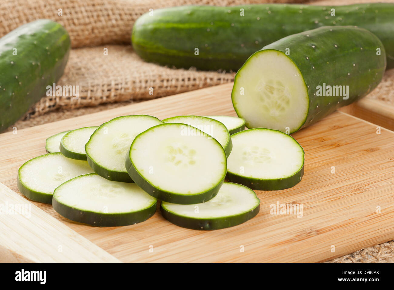 Frische Bio Gurke gegen einen Hintergrund Stockfoto