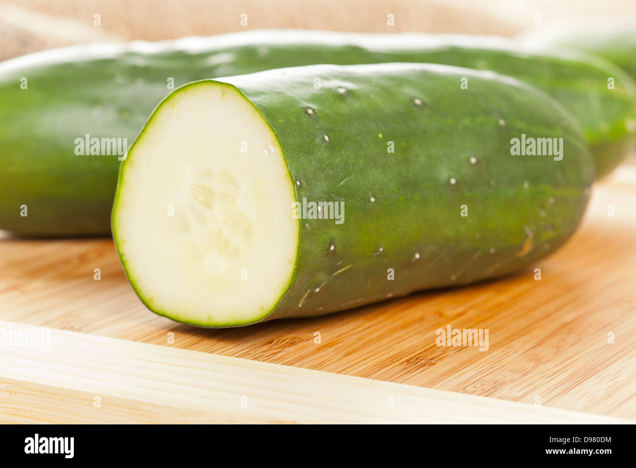 Frische Bio Gurke gegen einen Hintergrund Stockfoto