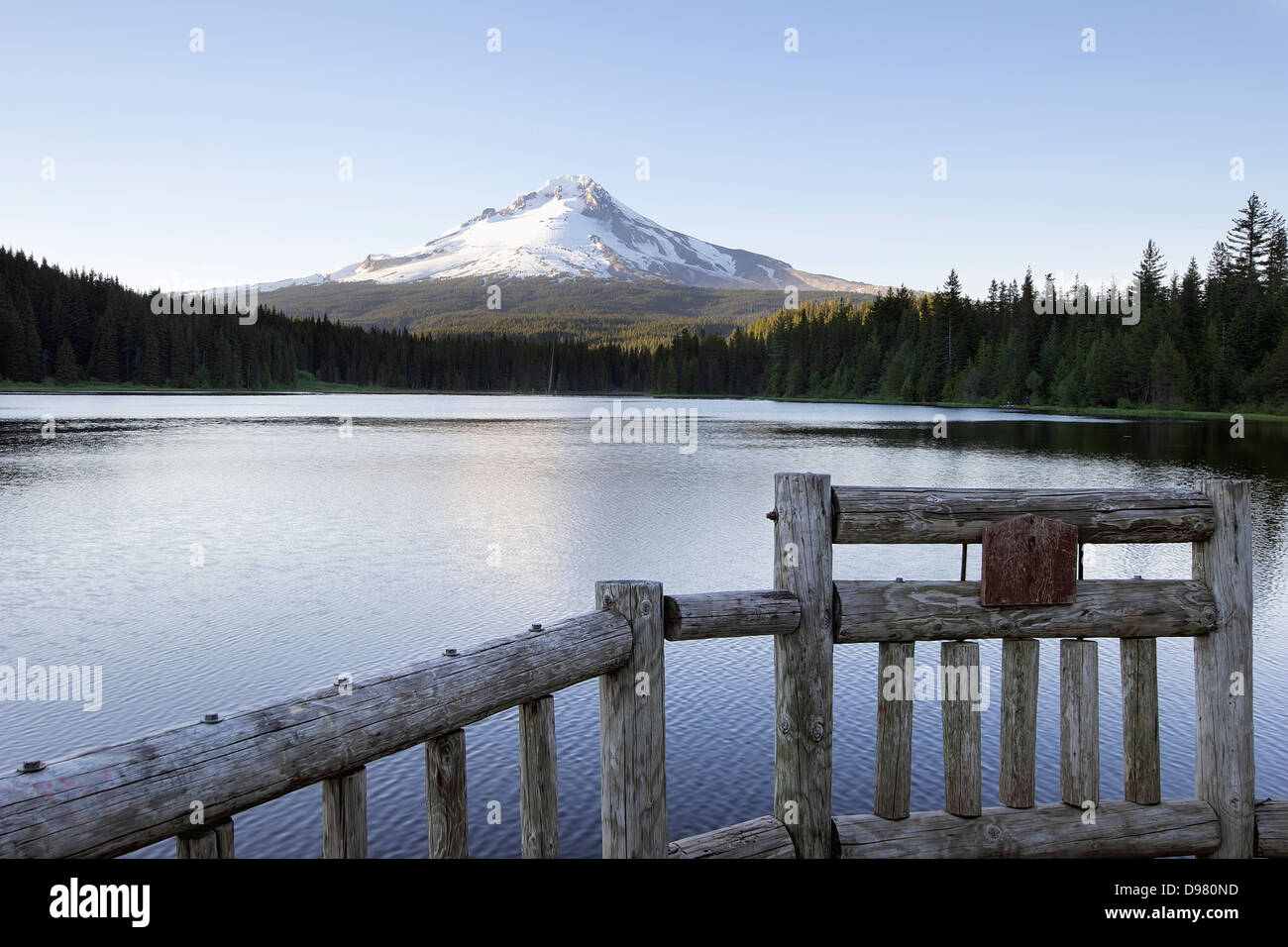 Fishing Pier an Trillium Lake Oregon mit Mt. Hood und klaren, blauen Himmel Stockfoto