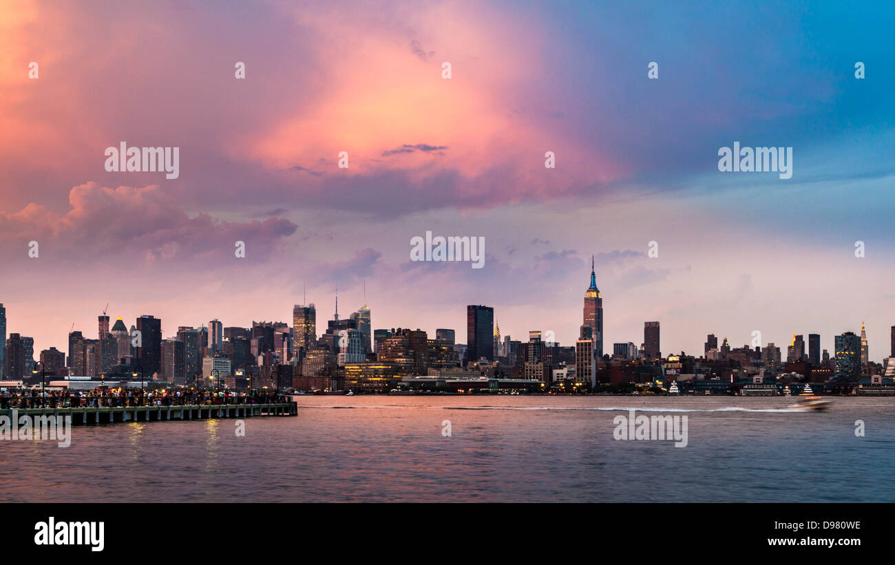 Sonnenuntergang über der Skyline von New York Midtown Stockfoto