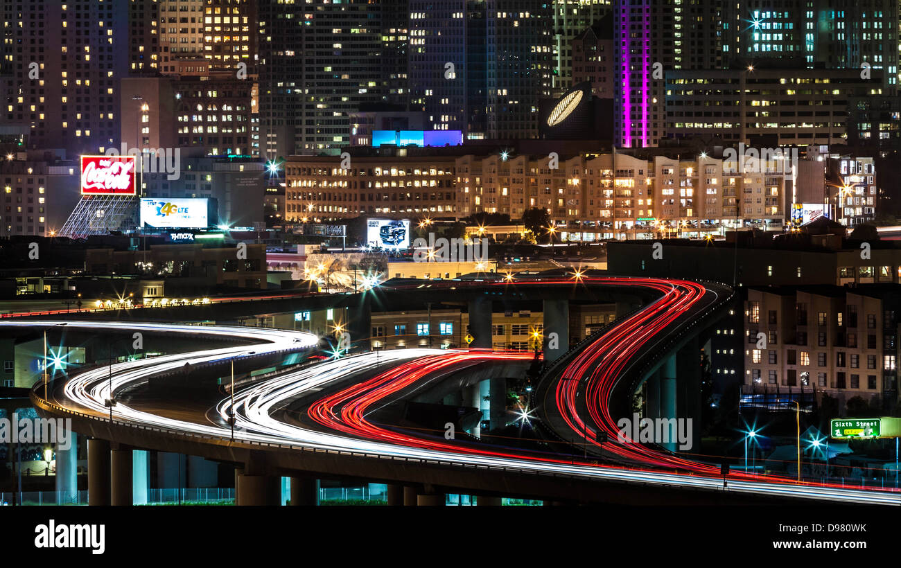San Francisco Autobahn Lichtspuren mit Hochhäusern im Hintergrund Stockfoto