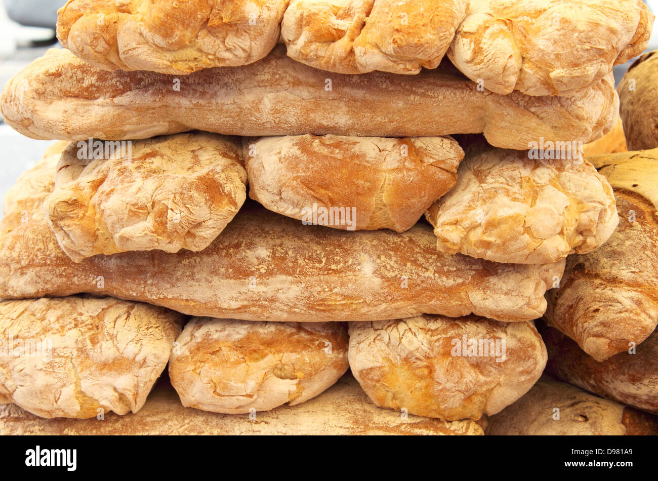 Stapel von verschiedenen Arten von frischem Brot Stockfoto