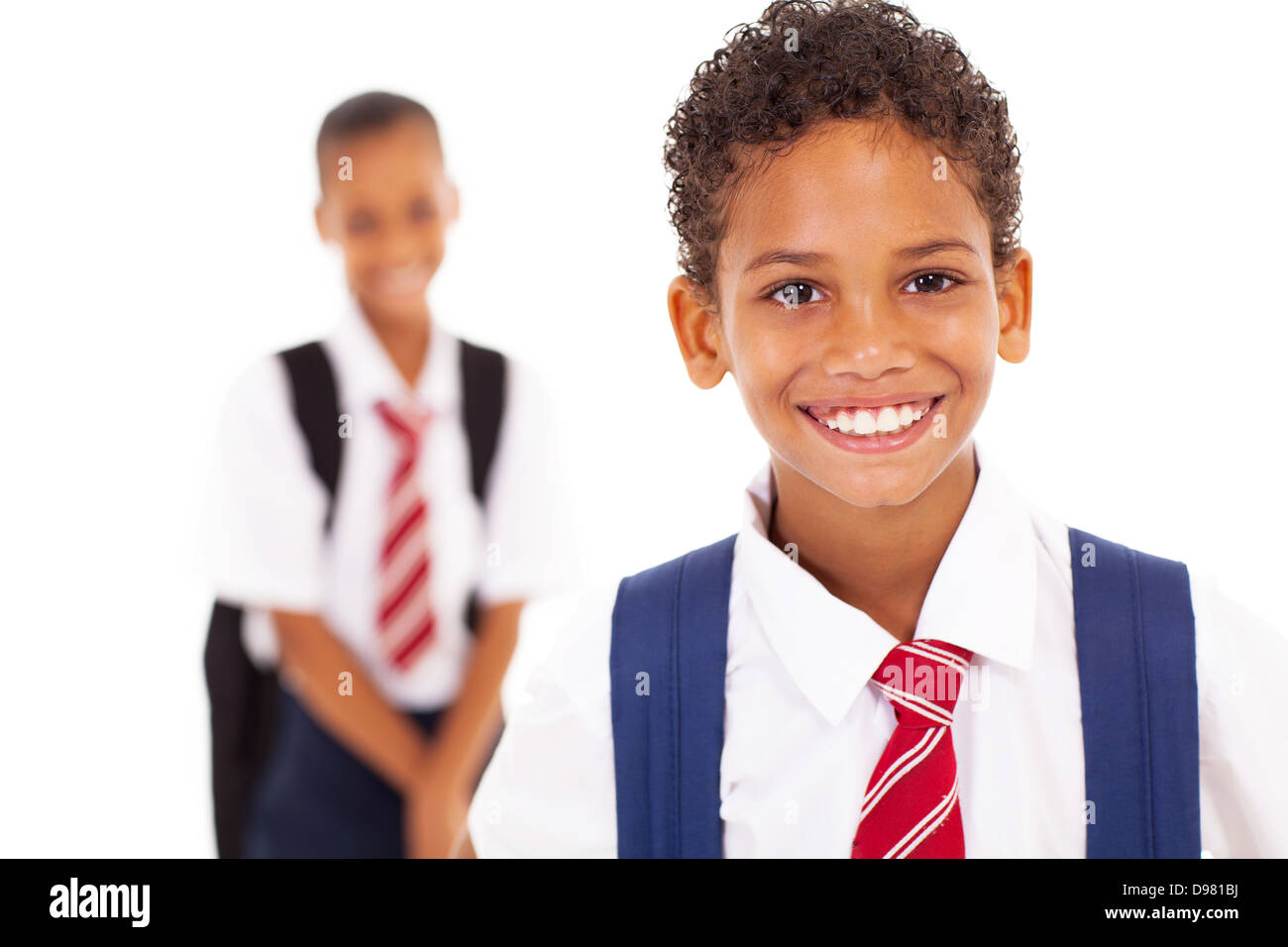 niedliche elementare Schuljunge vor Klassenkameraden Stockfoto