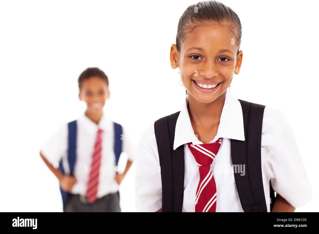 niedliche elementare Schulmädchen vor Klassenkameraden Stockfoto