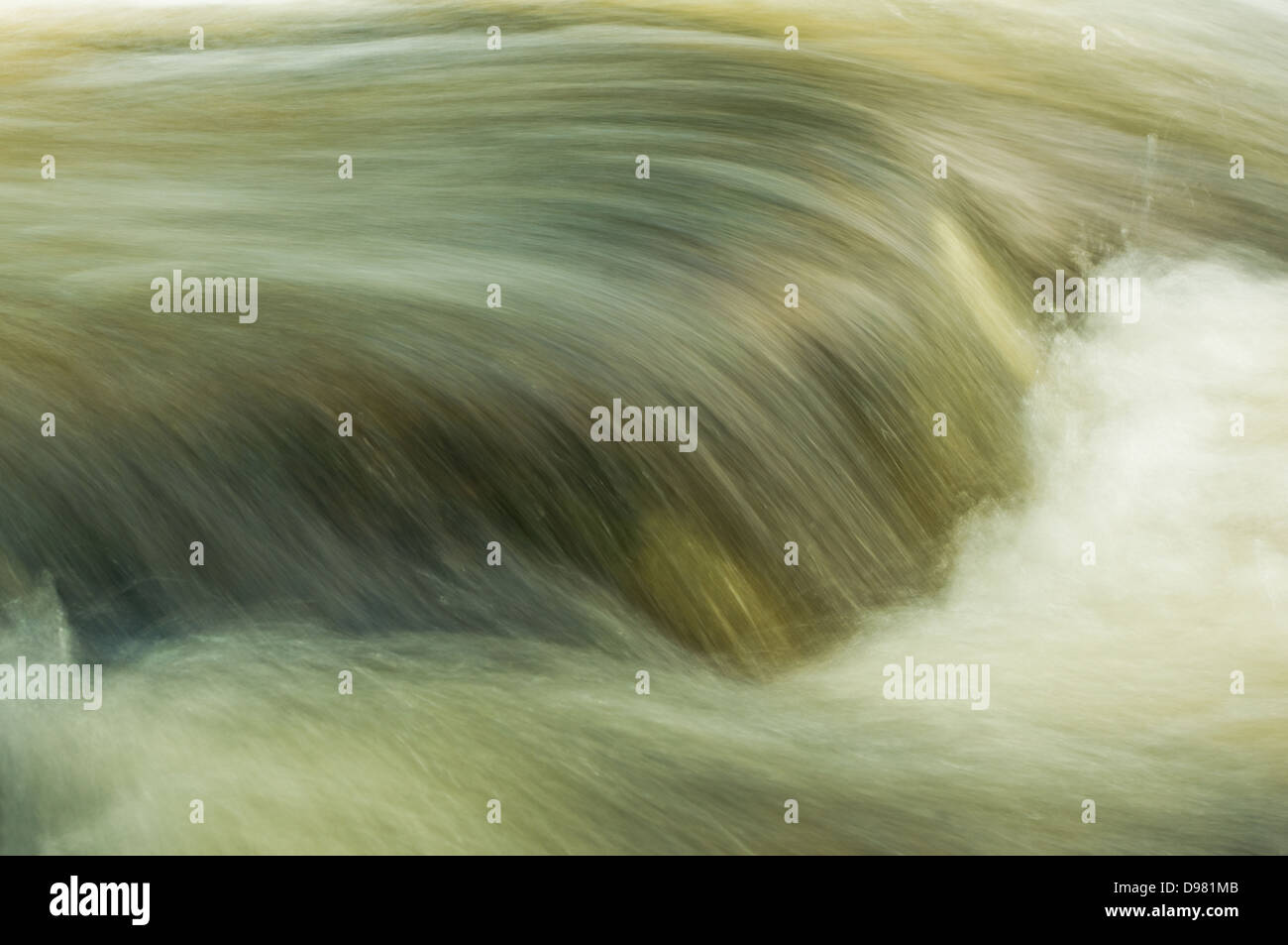 Die schnelle Gewässer des Flusses Erme als es stürzt über der Stadt fällt, in Ivybridge Stockfoto